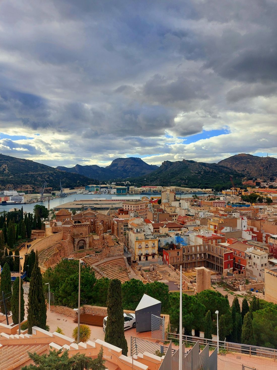 Panorámica de Cartagena con su puerto y el teatro romano